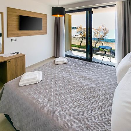 Maresole Beachfront Residence Пореч Екстериор снимка