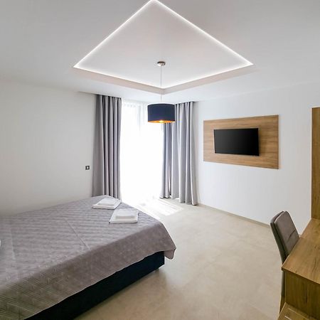 Maresole Beachfront Residence Пореч Екстериор снимка