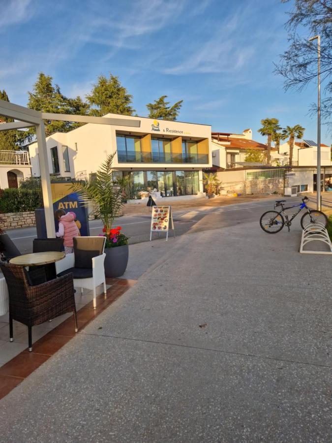 Maresole Beachfront Residence Пореч Екстериор снимка