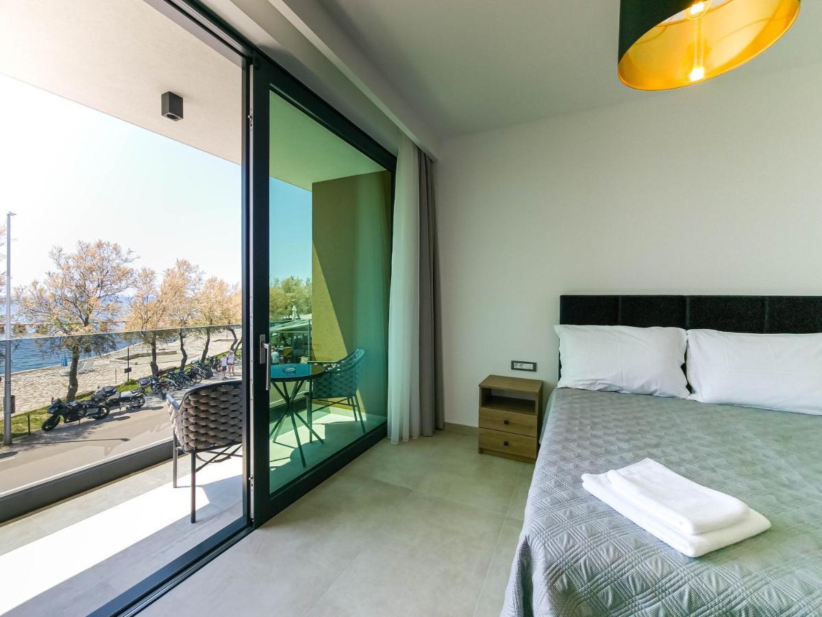 Maresole Beachfront Residence Пореч Екстериор снимка