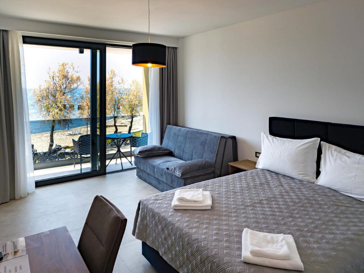 Maresole Beachfront Residence Пореч Екстериор снимка
