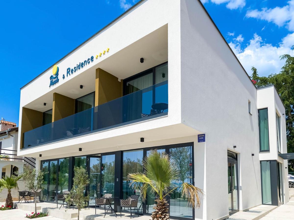 Maresole Beachfront Residence Пореч Екстериор снимка