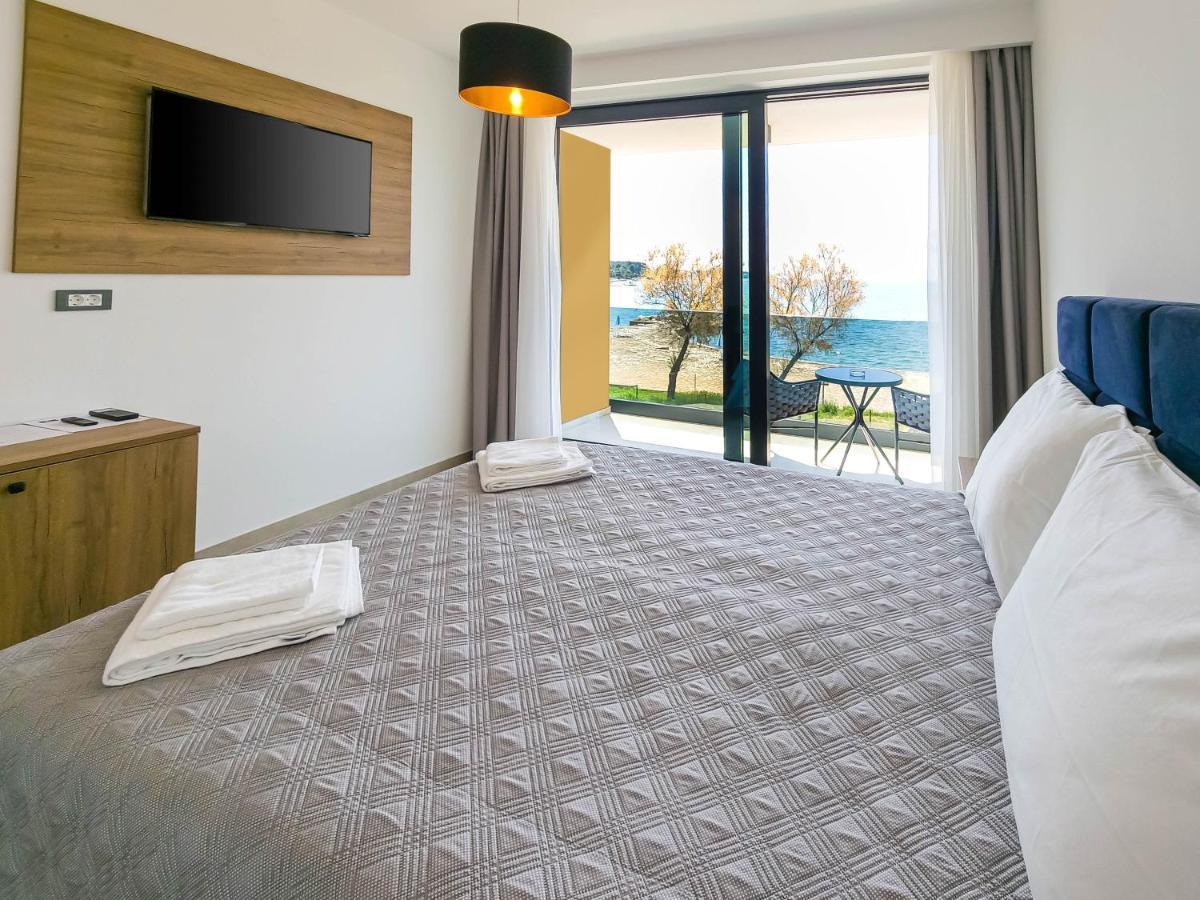 Maresole Beachfront Residence Пореч Екстериор снимка