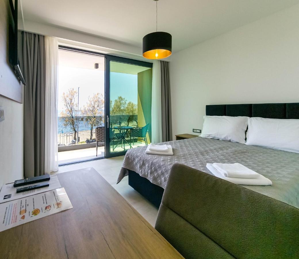 Maresole Beachfront Residence Пореч Екстериор снимка