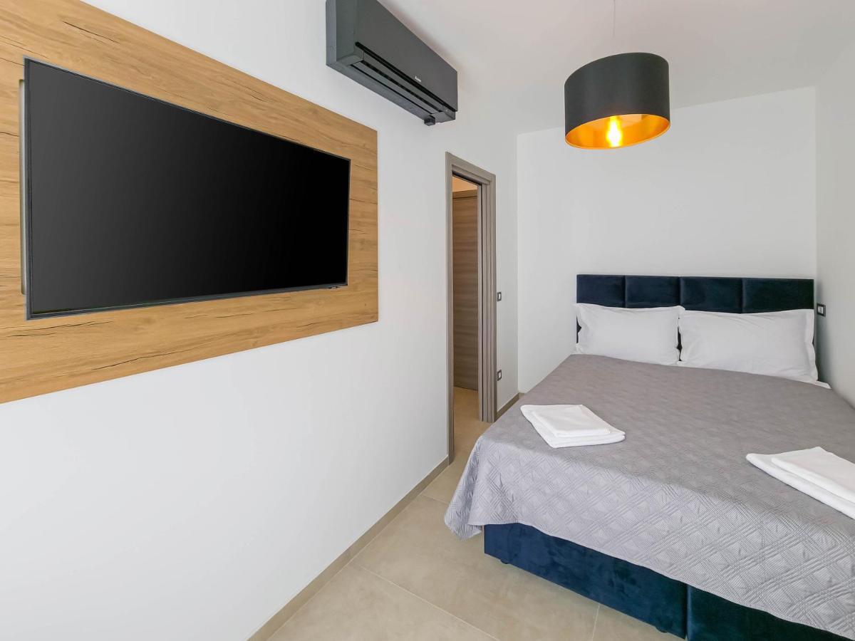 Maresole Beachfront Residence Пореч Екстериор снимка