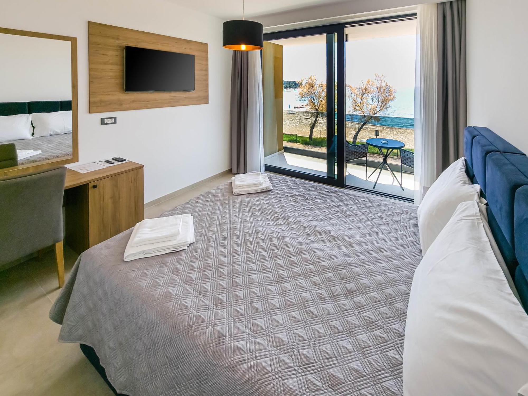 Maresole Beachfront Residence Пореч Екстериор снимка