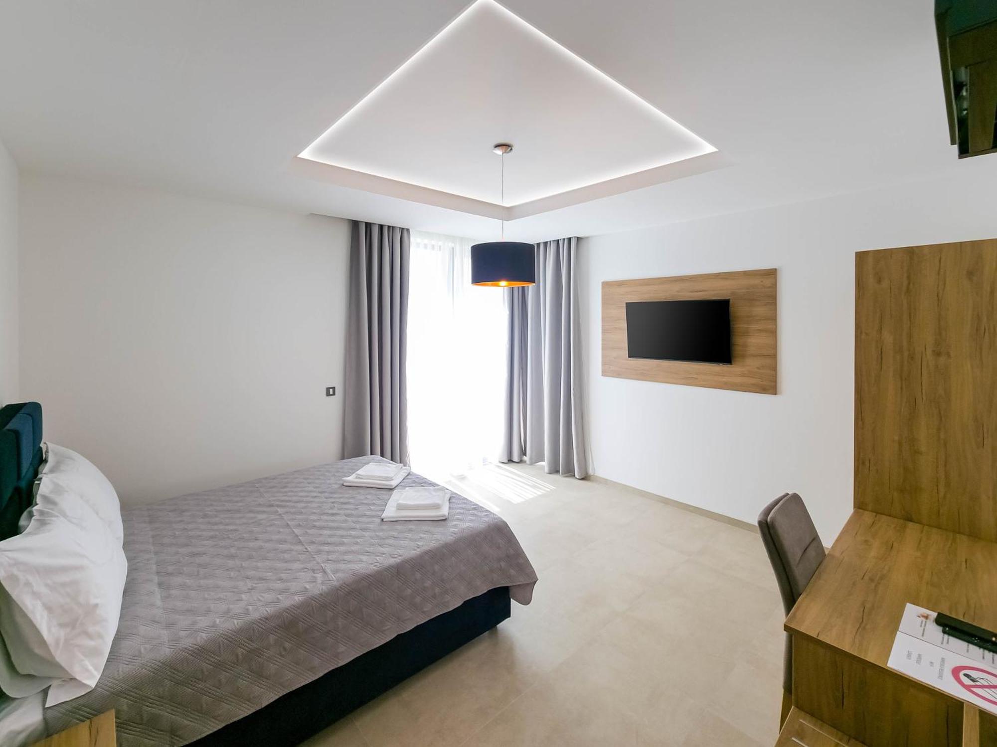 Maresole Beachfront Residence Пореч Екстериор снимка